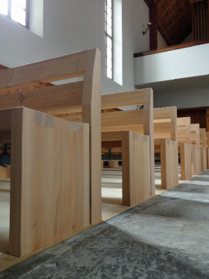 513-gasser-schreinerei-oeffentlichebauten-Kirchenbank-02